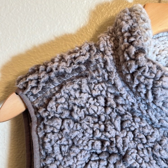 THREAD + Supply Fleece Fuzzy Vest Size Large - Picture 6 of 14